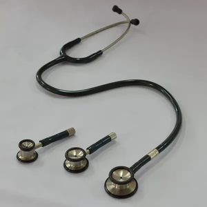 Stetoscopio verde di cardiologia Iv sullo stomaco