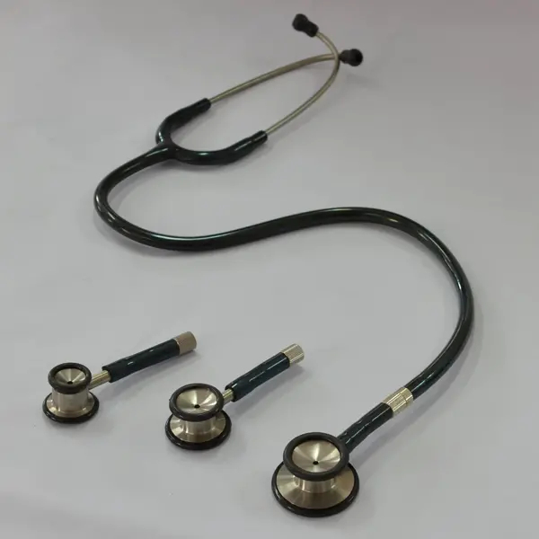 Cardiologie Iv St&eacute;thoscope vert sur l'estomac