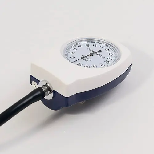 Mannelijke anero&iuml;de bloeddrukmeter in klokstijl met stethoscoop