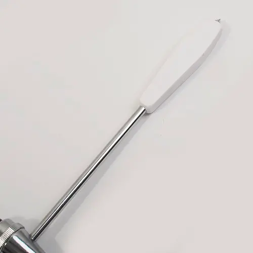 Leichter orangefarbener Krankenhaushammer